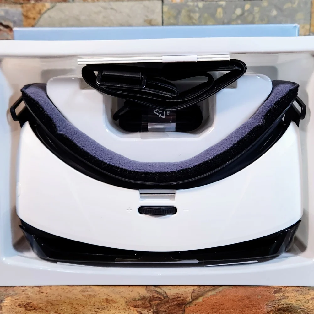 Samsung Gear VR Headset • Powered By Oculus • Fits Older Cell Phones